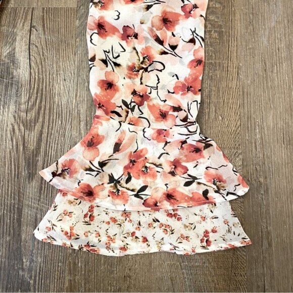 Romantic flowy ruffled floral and calico print blouse with bell sleeves. Size 2 - Picture 9 of 11